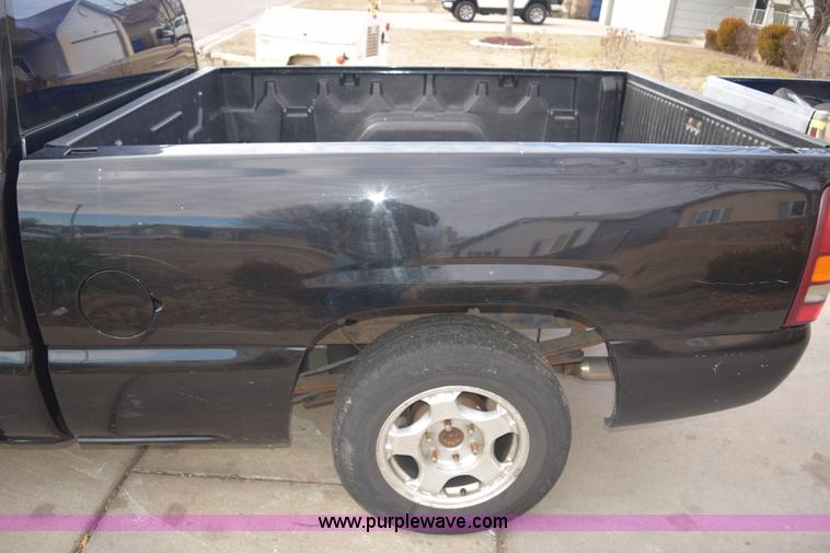 image for item E6089 1999 Chevrolet Silverado 1500 pickup truck