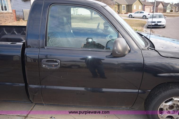 image for item E6089 1999 Chevrolet Silverado 1500 pickup truck