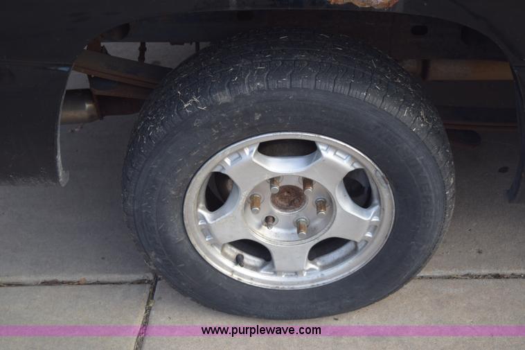 image for item E6089 1999 Chevrolet Silverado 1500 pickup truck