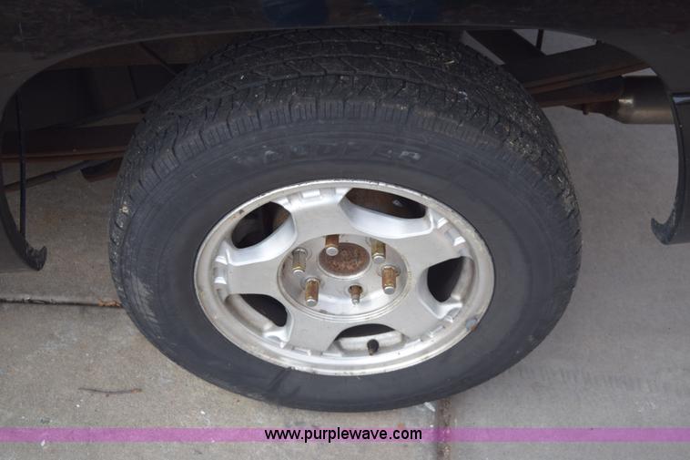 image for item E6089 1999 Chevrolet Silverado 1500 pickup truck