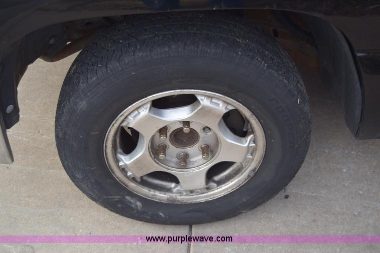 image for item E6089 1999 Chevrolet Silverado 1500 pickup truck