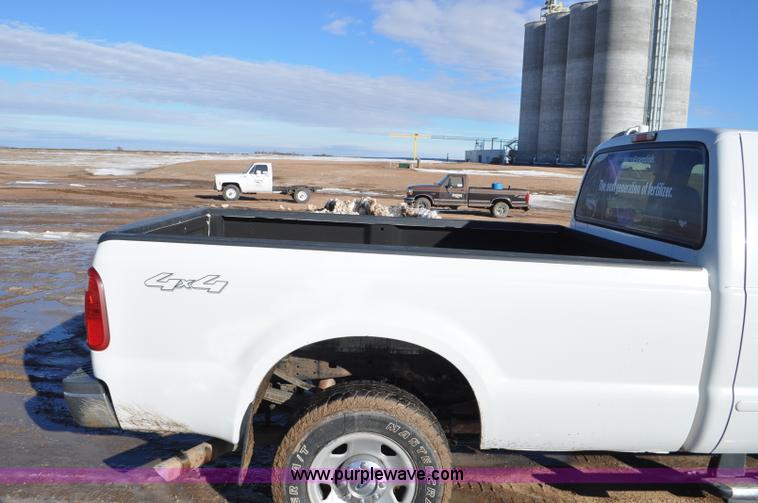 image for item F2175 2006 Ford F250 Super Duty XLT SuperCab pickup truck