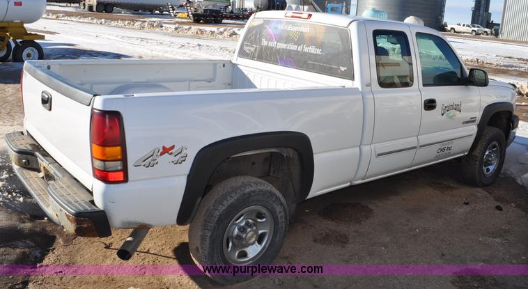 image for item F2176 2003 Chevrolet Silverado 2500HD Ext. Cab pickup truck