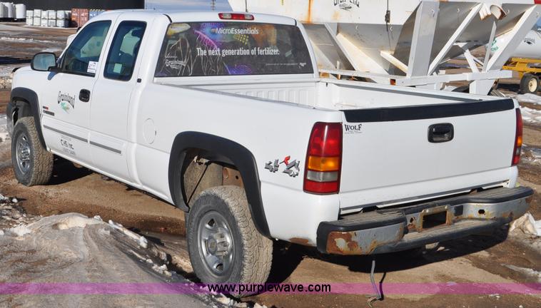 image for item F2176 2003 Chevrolet Silverado 2500HD Ext. Cab pickup truck