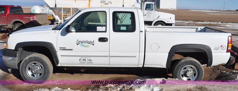 image for item F2176 2003 Chevrolet Silverado 2500HD Ext. Cab pickup truck