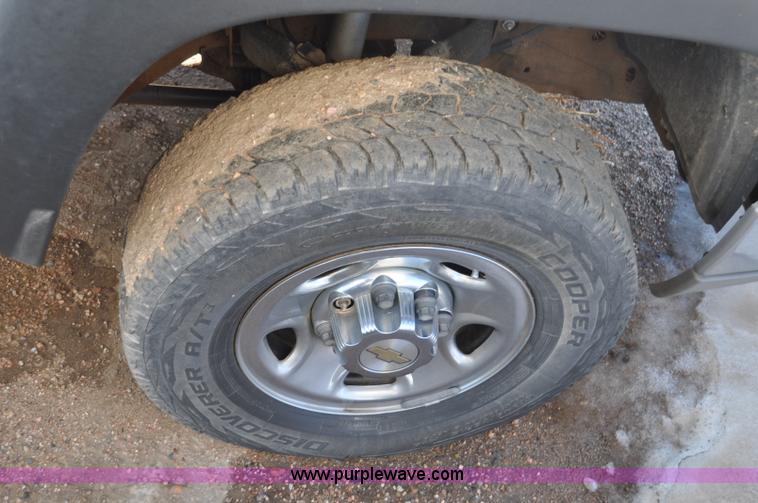 image for item F2176 2003 Chevrolet Silverado 2500HD Ext. Cab pickup truck