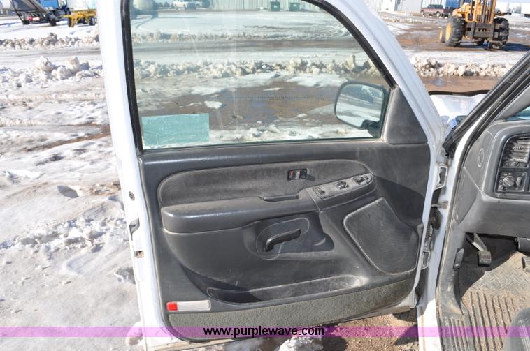 image for item F2176 2003 Chevrolet Silverado 2500HD Ext. Cab pickup truck