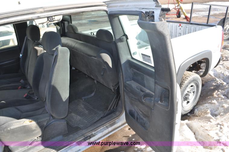 image for item F2176 2003 Chevrolet Silverado 2500HD Ext. Cab pickup truck