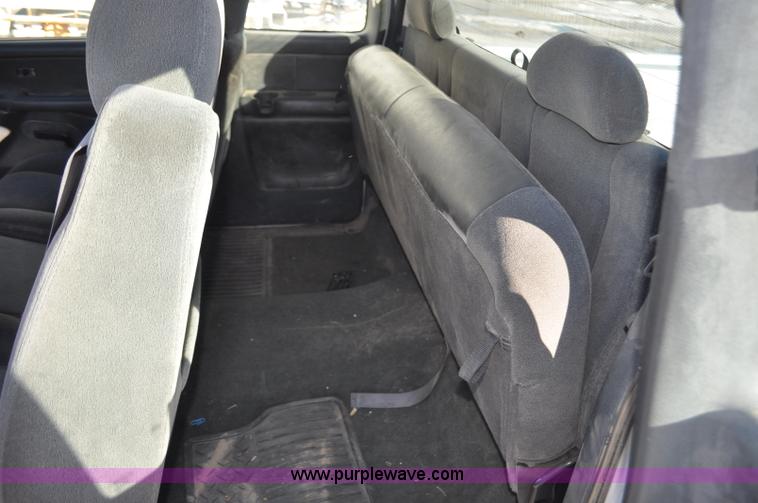 image for item F2176 2003 Chevrolet Silverado 2500HD Ext. Cab pickup truck