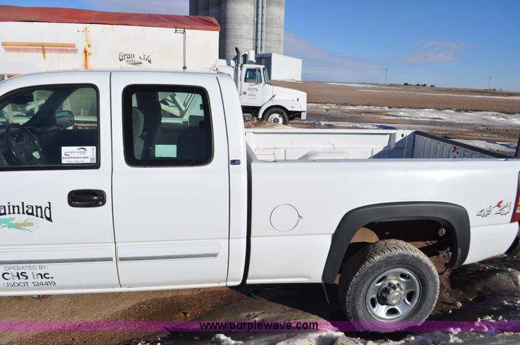 image for item F2176 2003 Chevrolet Silverado 2500HD Ext. Cab pickup truck