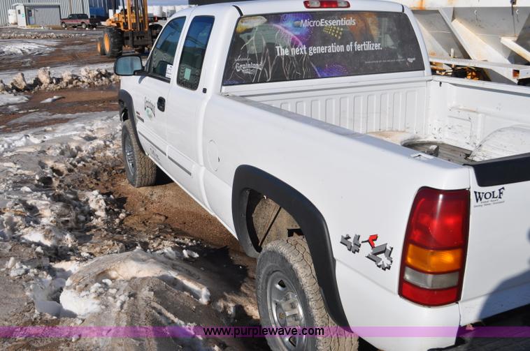 image for item F2176 2003 Chevrolet Silverado 2500HD Ext. Cab pickup truck
