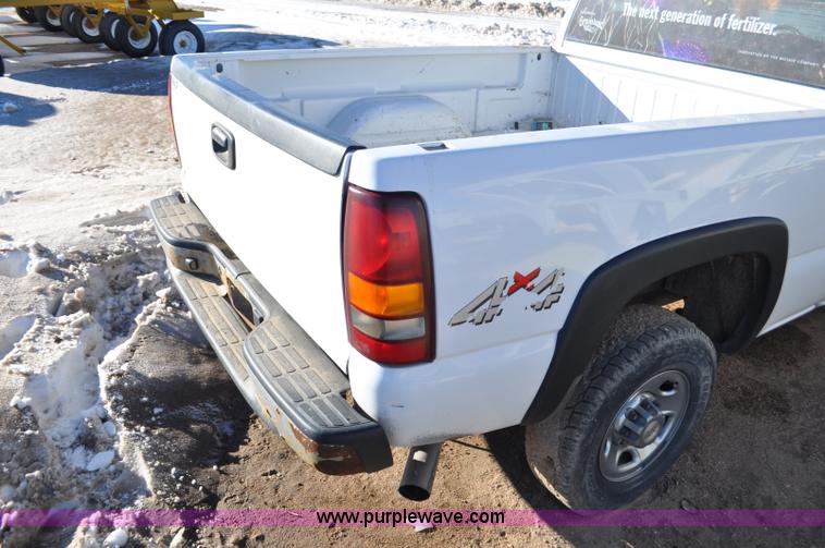 image for item F2176 2003 Chevrolet Silverado 2500HD Ext. Cab pickup truck