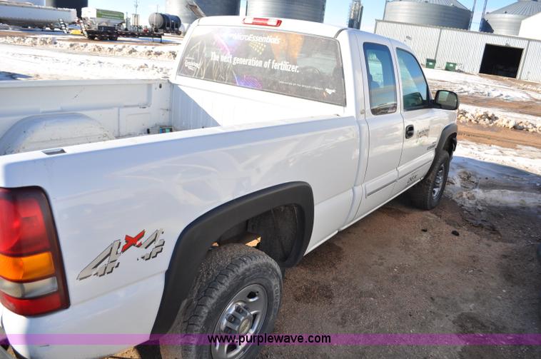 image for item F2176 2003 Chevrolet Silverado 2500HD Ext. Cab pickup truck