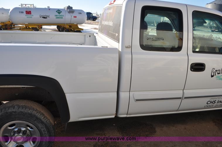 image for item F2176 2003 Chevrolet Silverado 2500HD Ext. Cab pickup truck