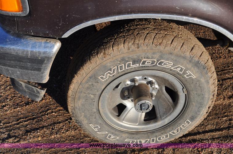 image for item F2178 1993 Ford F150 XLT pickup truck