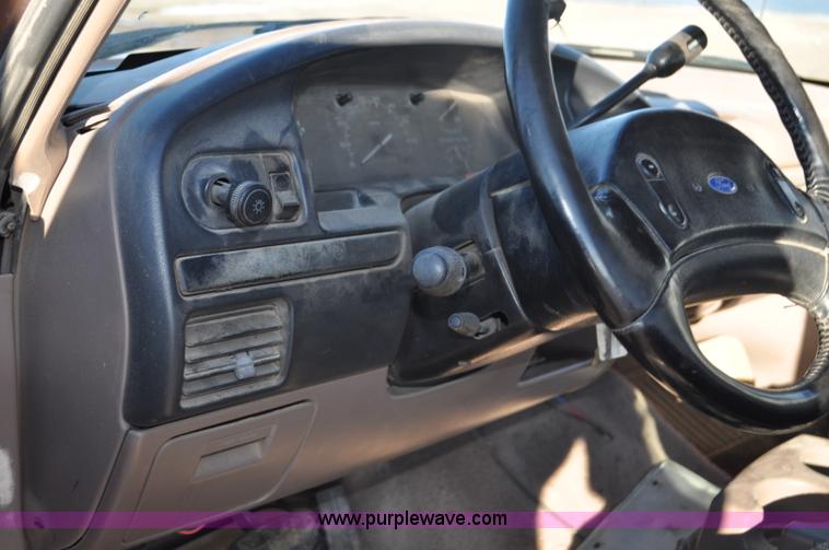 image for item F2178 1993 Ford F150 XLT pickup truck