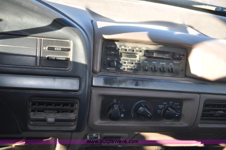 image for item F2178 1993 Ford F150 XLT pickup truck