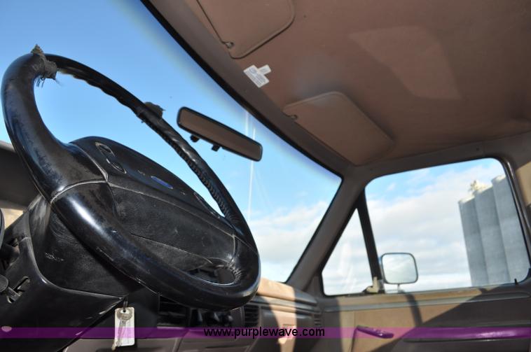 image for item F2178 1993 Ford F150 XLT pickup truck