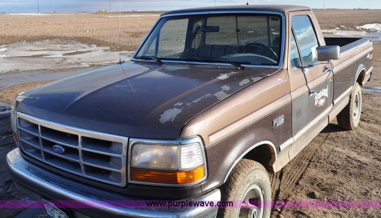 image for item F2178 1993 Ford F150 XLT pickup truck