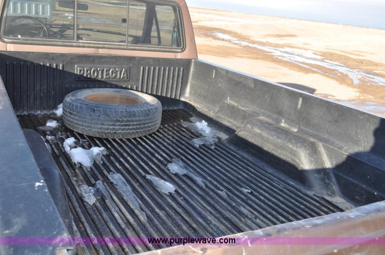 image for item F2178 1993 Ford F150 XLT pickup truck