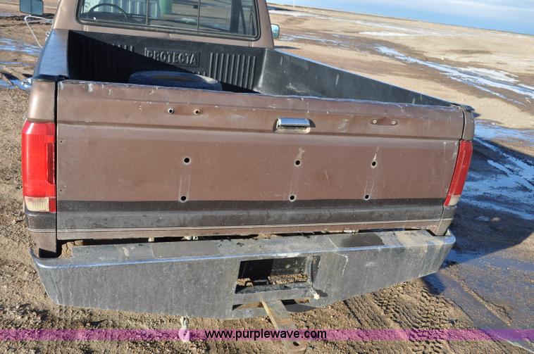 image for item F2178 1993 Ford F150 XLT pickup truck