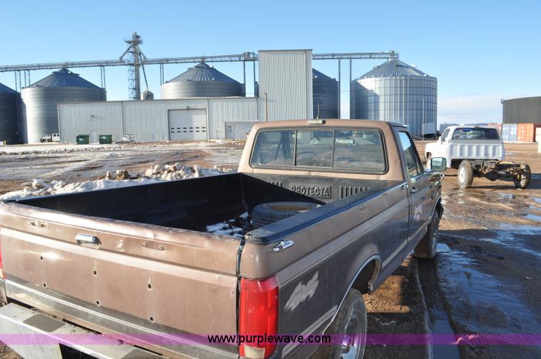 image for item F2178 1993 Ford F150 XLT pickup truck