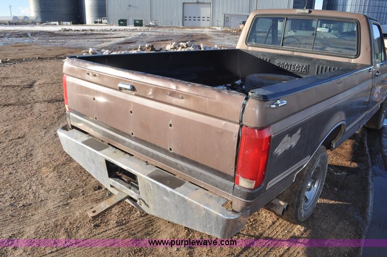 image for item F2178 1993 Ford F150 XLT pickup truck