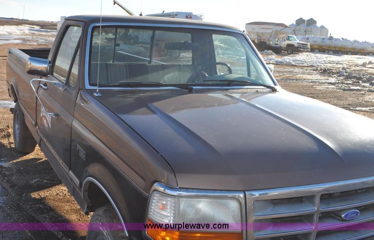 image for item F2178 1993 Ford F150 XLT pickup truck