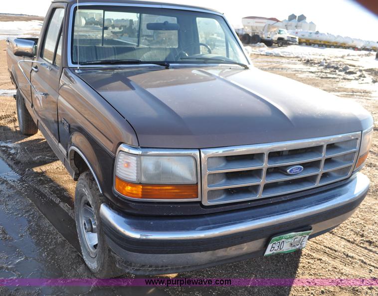 image for item F2178 1993 Ford F150 XLT pickup truck