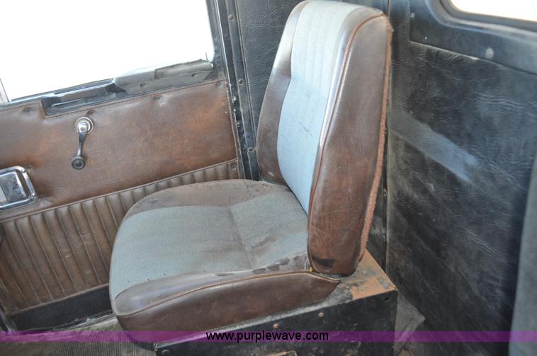 image for item F2180 1986 Kenworth W900 dry fertilizer tender truck