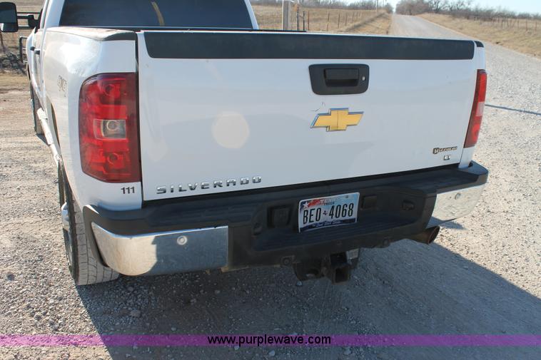 image for item H1671 2011 Chevrolet Silverado 2500HD LT Crew Cab pickup truck
