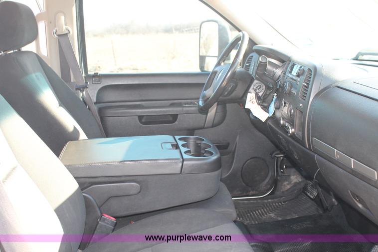image for item H1671 2011 Chevrolet Silverado 2500HD LT Crew Cab pickup truck