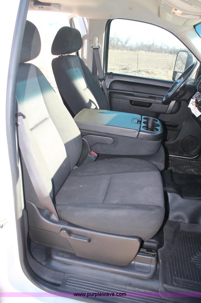 image for item H1671 2011 Chevrolet Silverado 2500HD LT Crew Cab pickup truck