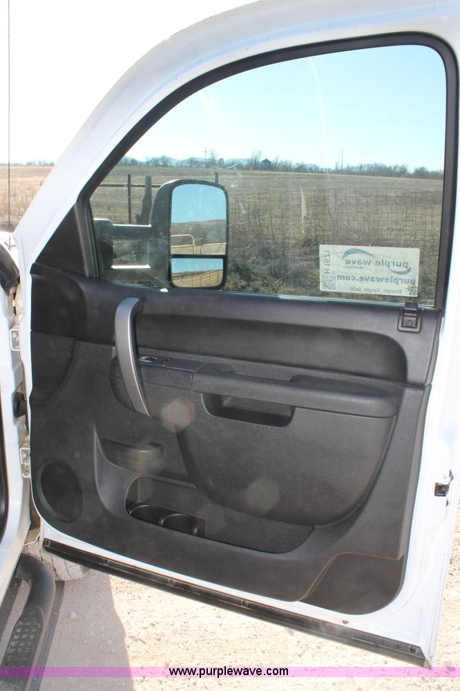 image for item H1671 2011 Chevrolet Silverado 2500HD LT Crew Cab pickup truck