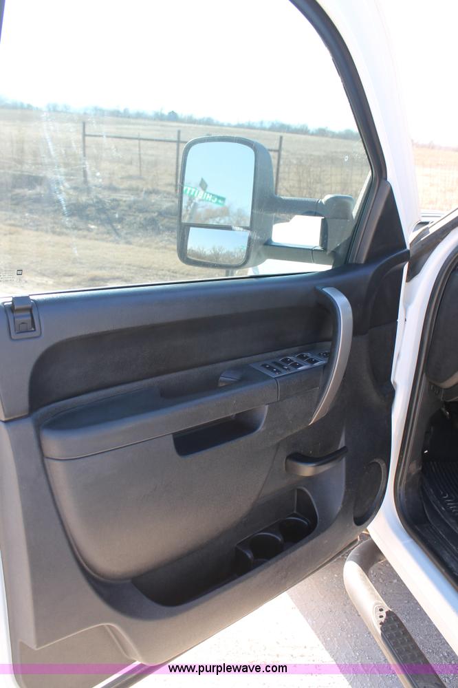 image for item H1671 2011 Chevrolet Silverado 2500HD LT Crew Cab pickup truck