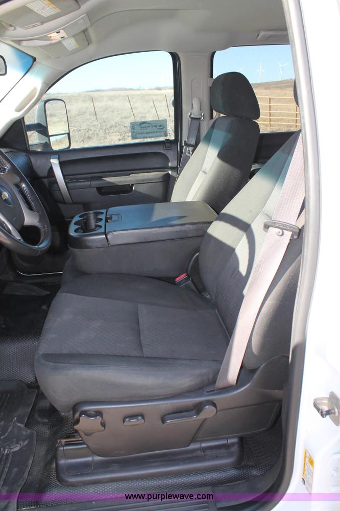 image for item H1671 2011 Chevrolet Silverado 2500HD LT Crew Cab pickup truck