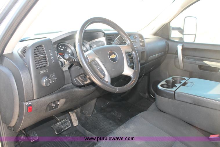 image for item H1671 2011 Chevrolet Silverado 2500HD LT Crew Cab pickup truck