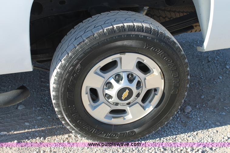 image for item H1671 2011 Chevrolet Silverado 2500HD LT Crew Cab pickup truck