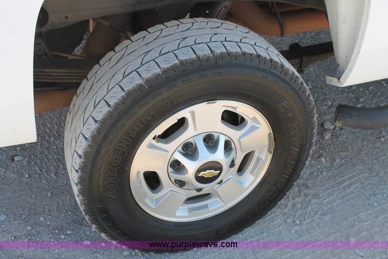 image for item H1671 2011 Chevrolet Silverado 2500HD LT Crew Cab pickup truck