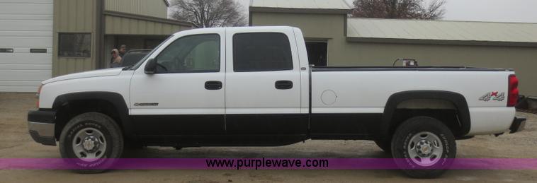 image for item I2127 2003 Chevrolet Silverado 2500HD Crew Cab pickup truck