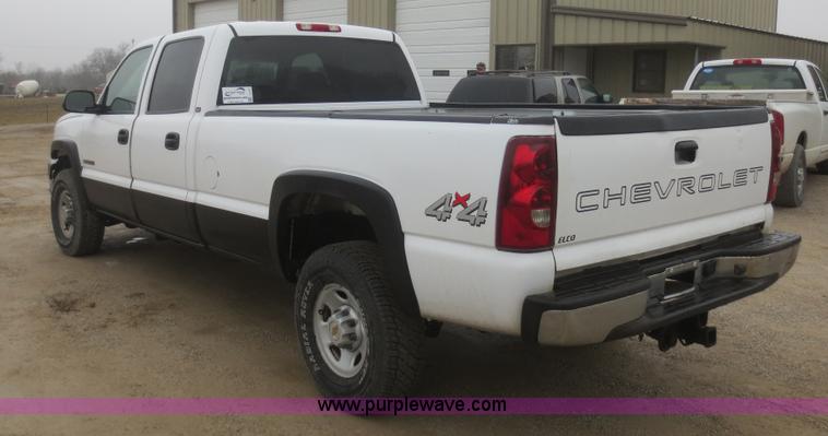 image for item I2127 2003 Chevrolet Silverado 2500HD Crew Cab pickup truck