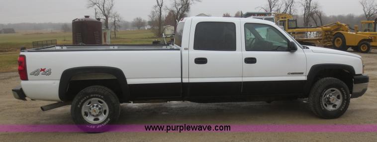 image for item I2127 2003 Chevrolet Silverado 2500HD Crew Cab pickup truck
