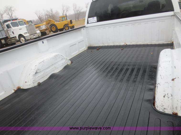 image for item I2127 2003 Chevrolet Silverado 2500HD Crew Cab pickup truck