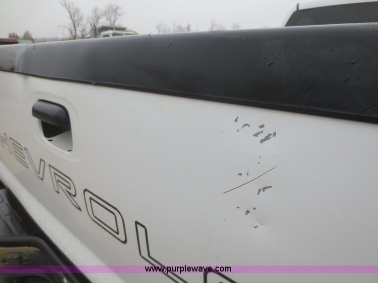 image for item I2127 2003 Chevrolet Silverado 2500HD Crew Cab pickup truck