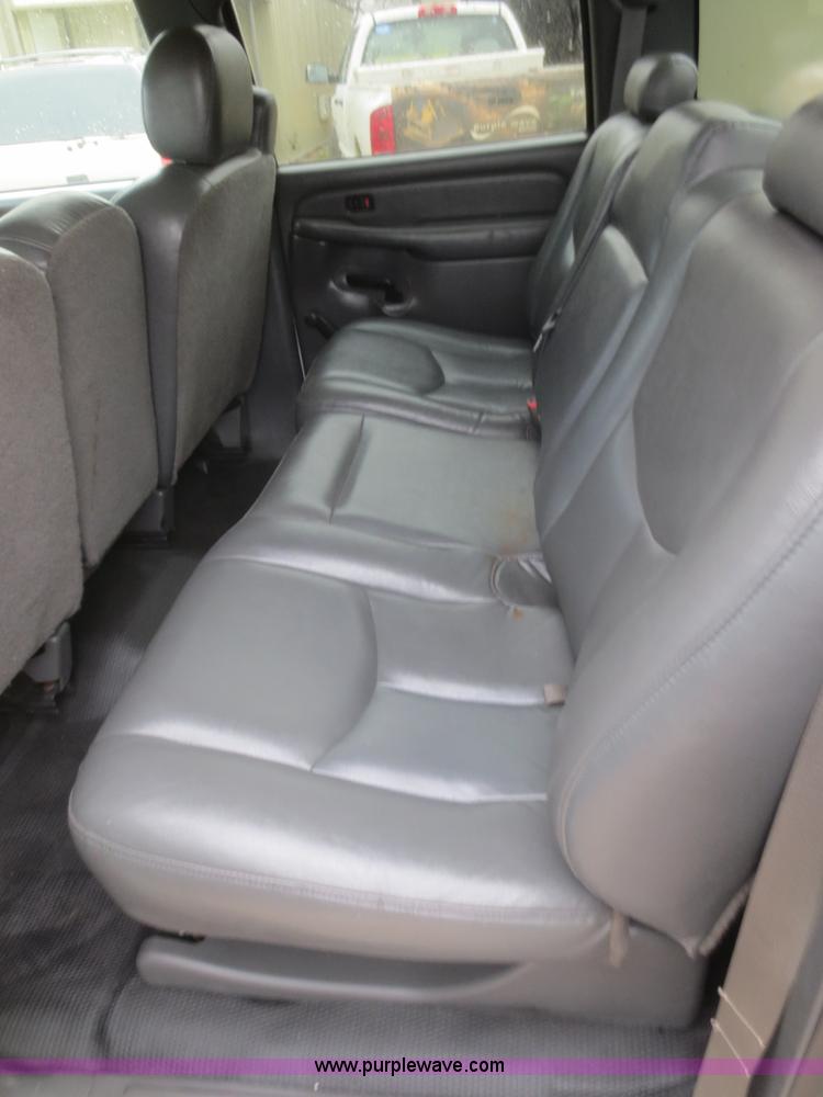 image for item I2127 2003 Chevrolet Silverado 2500HD Crew Cab pickup truck