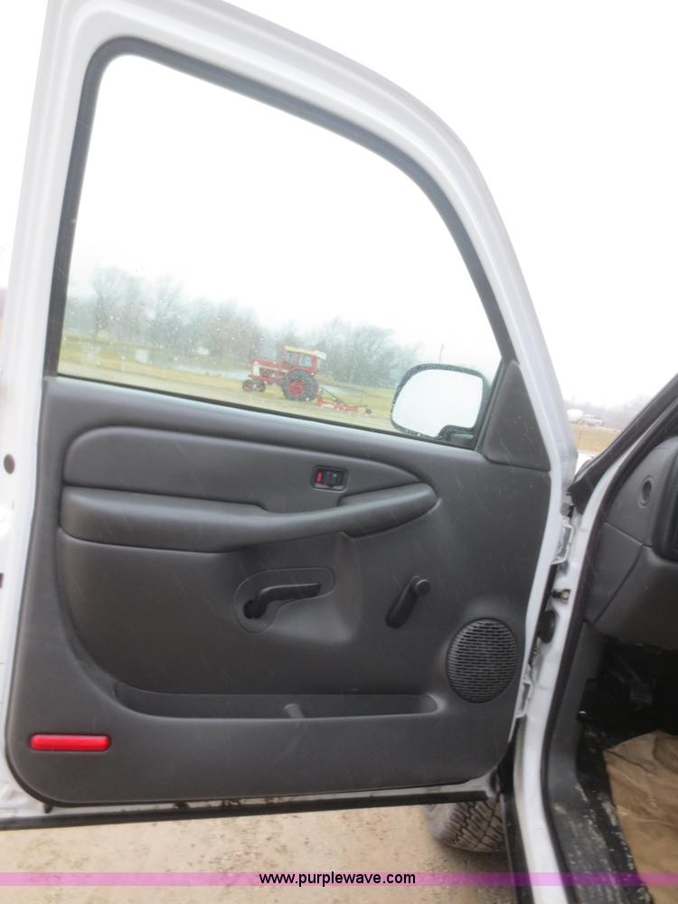 image for item I2127 2003 Chevrolet Silverado 2500HD Crew Cab pickup truck