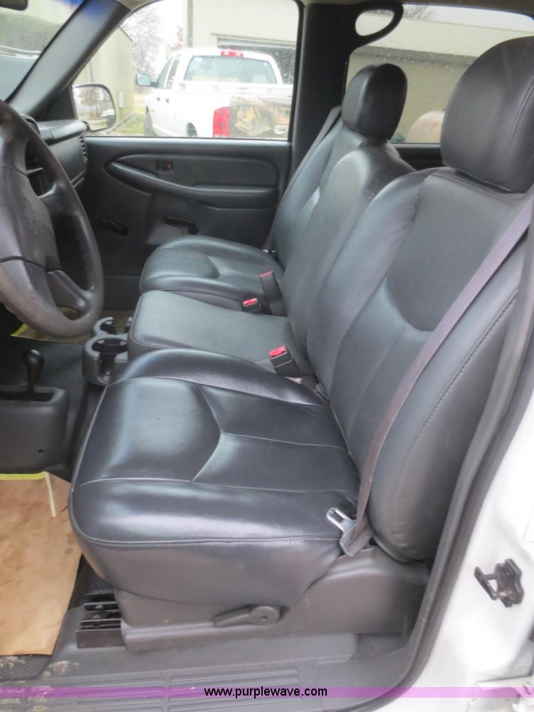 image for item I2127 2003 Chevrolet Silverado 2500HD Crew Cab pickup truck