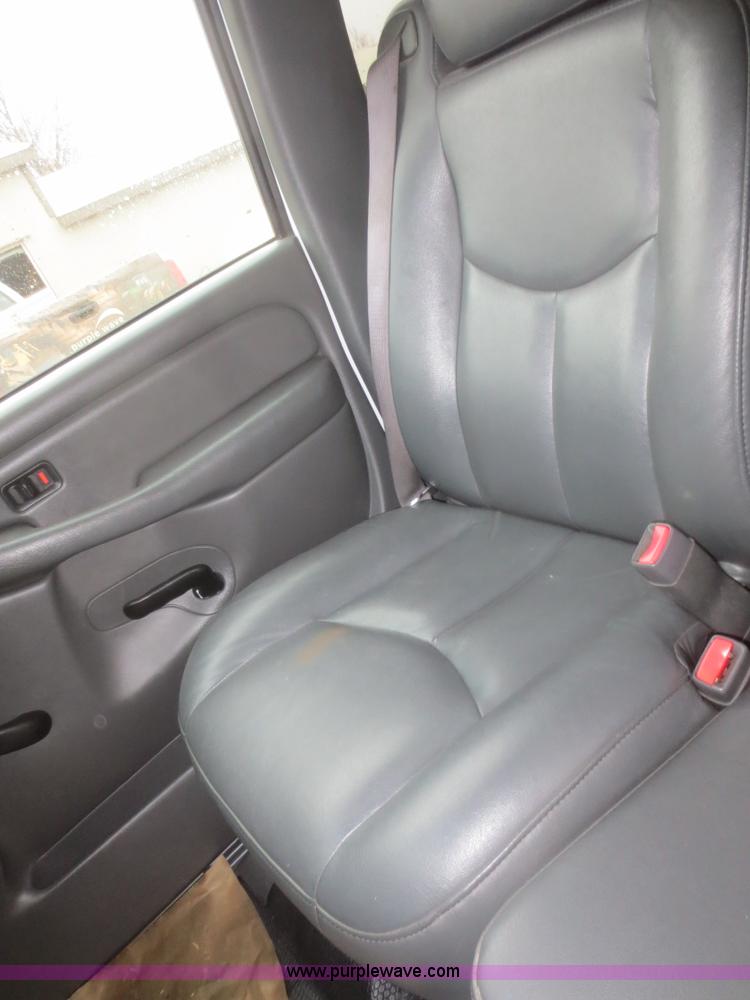 image for item I2127 2003 Chevrolet Silverado 2500HD Crew Cab pickup truck