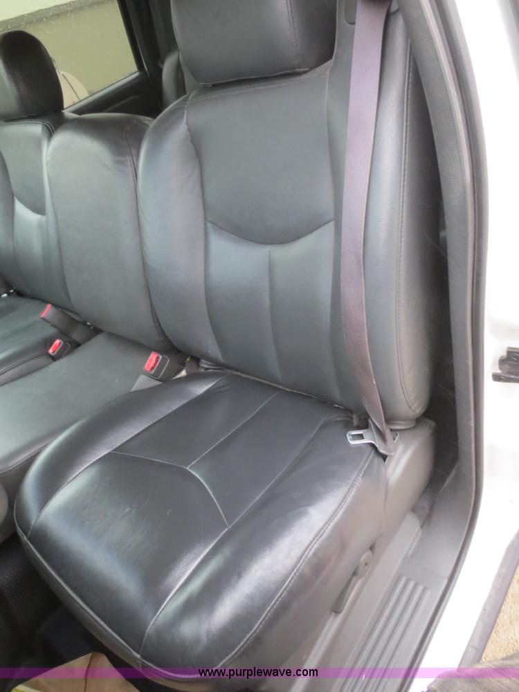 image for item I2127 2003 Chevrolet Silverado 2500HD Crew Cab pickup truck