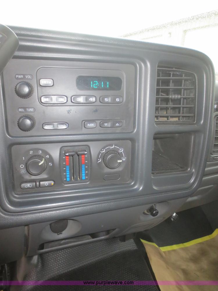 image for item I2127 2003 Chevrolet Silverado 2500HD Crew Cab pickup truck